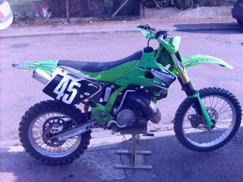 nouveau look de ma moto laissez des coms 250kx anée 93