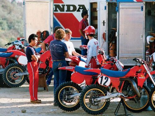 des photos des belles HONDA d'usine ( en statique et sans pilote ) merci