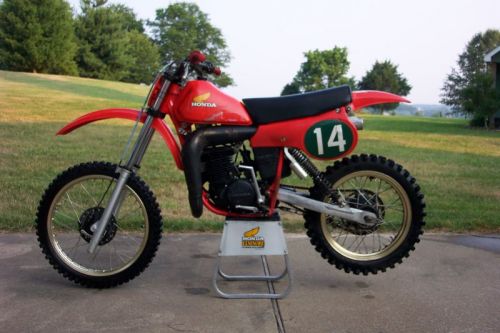 des photos des belles HONDA d'usine ( en statique et sans pilote ) merci