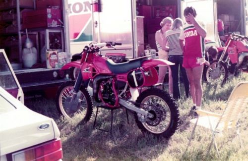 des photos des belles HONDA d'usine ( en statique et sans pilote ) merci