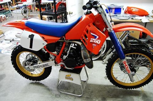des photos des belles HONDA d'usine ( en statique et sans pilote ) merci