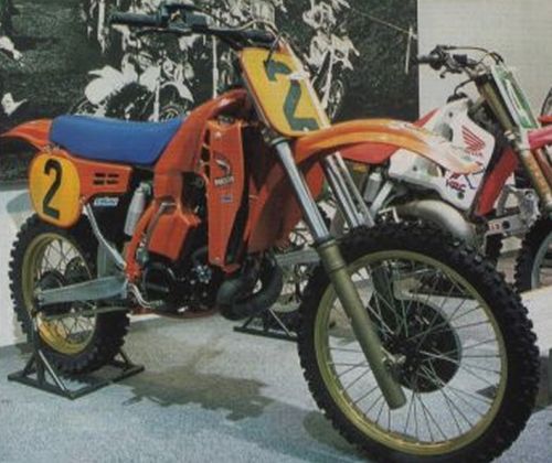 des photos des belles HONDA d'usine ( en statique et sans pilote ) merci