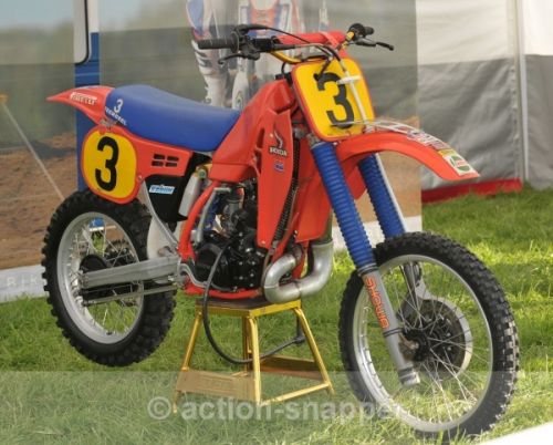 des photos des belles HONDA d'usine ( en statique et sans pilote ) merci