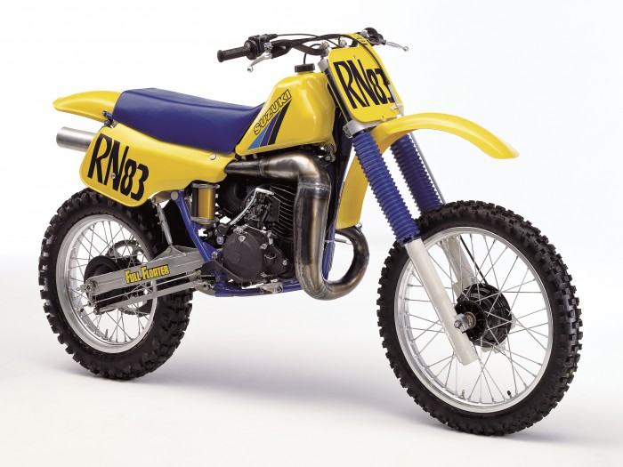 des photos des belles SUZUKI d'usine ( en statique et sans pilote ) merci