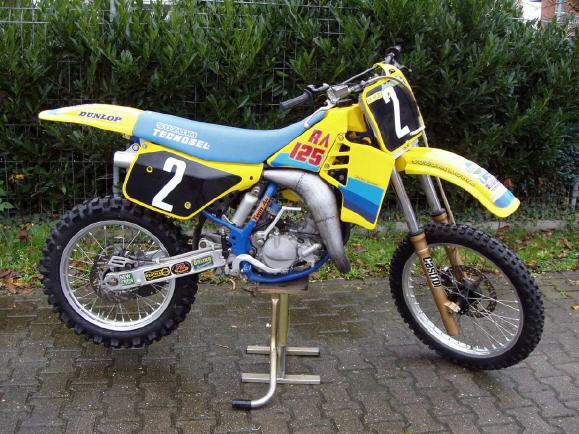 des photos des belles SUZUKI d'usine ( en statique et sans pilote ) merci