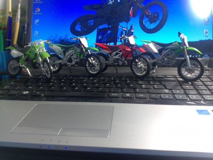 motos vertes miniatures / maquettes