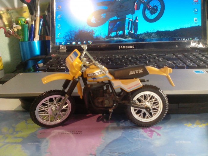 motos vertes miniatures / maquettes