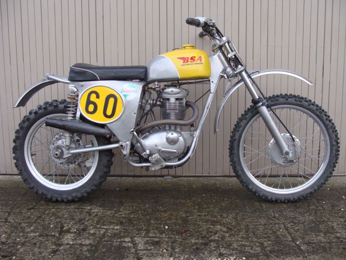 Entrainement Moto-cross MOTOS ANCIENNES sur le terrain de Lesteno 56